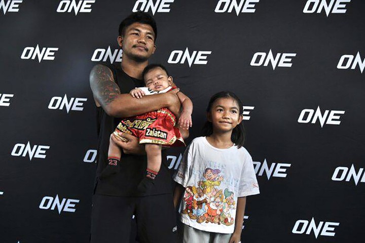 Rodtang Jitmuangnon khoe con trai 3 tháng tuổi