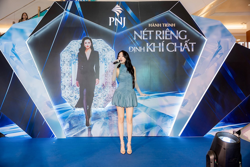 Bảo Anh rực rỡ và quyến rũ khi xuất hiện tại sự kiện “Nét riêng định khí chất”. Ảnh: PNJ.