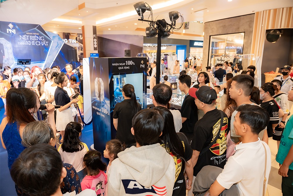 Khách hàng hào hứng tham gia khu vực trải nghiệm và mua sắm trang sức tại sự kiện “Nét riêng định khí chất”. Ảnh: PNJ.