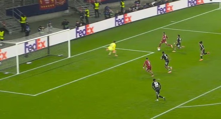 Salah xử lí cá nhân khiến cơ hội của Liverpool trôi qua