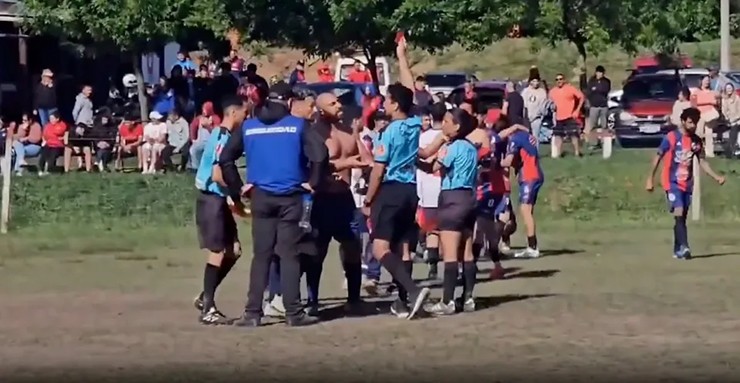 Trọng tài Alexis Ferreira giơ cao thẻ đỏ truất quyền thi đấu 1 cầu thủ của San Lorenzo