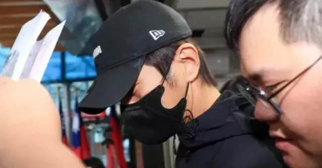 5 nghệ sĩ bị bắt xin lỗi