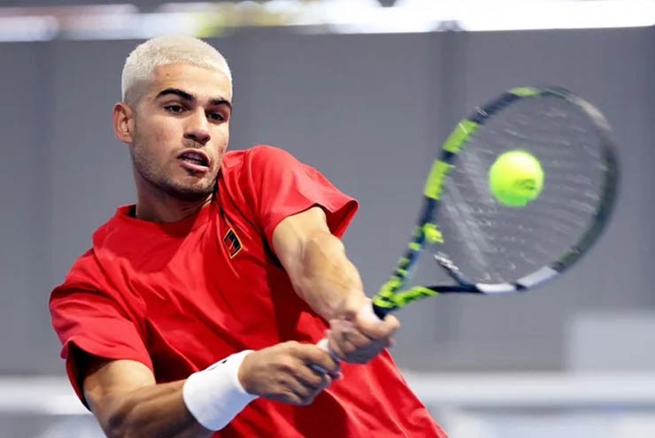 Alcaraz quay lại với mái tóc bạch kim