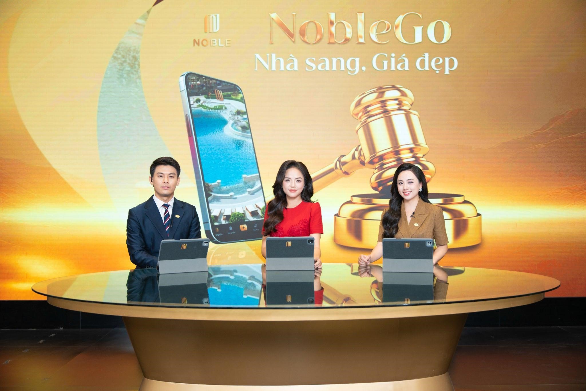 Diễn viên Thu Quỳnh (giữa) lần đầu tiên là khách mời đặc biệt trong livestream NobleGo của Sunshine Group