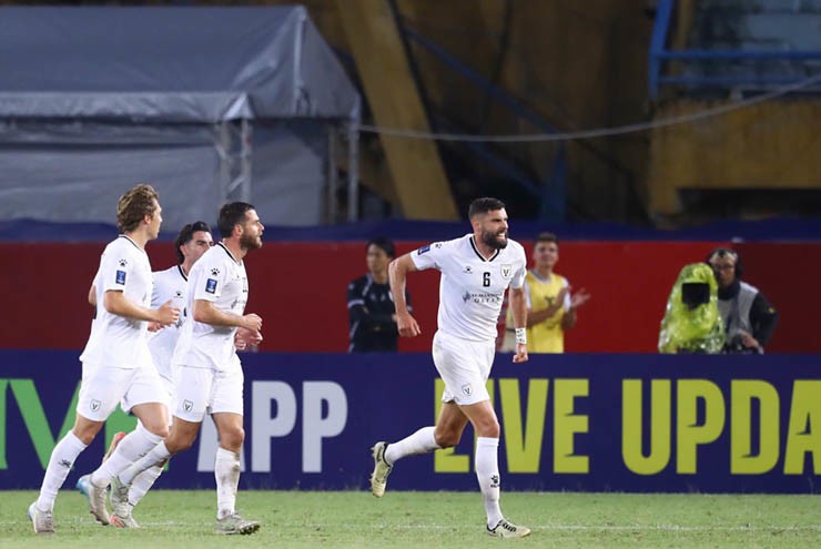 Macarthur ghi bàn vỡ òa