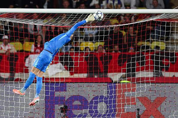 Vicario rướn hết cỡ cản phá một cú bấm bóng