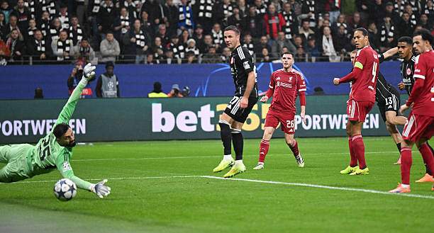 Được Gotze kiến tạo, Kristensen sút chéo góc mở tỷ số cho Frankfurt