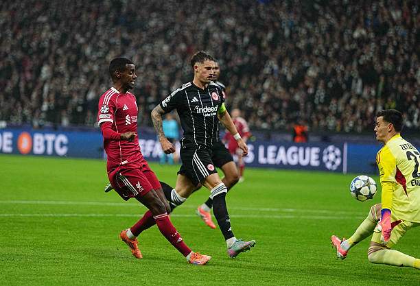 Isak chưa lấy lại được cảm giác dứt điểm, bỏ lỡ trong pha đối mặt thủ môn này