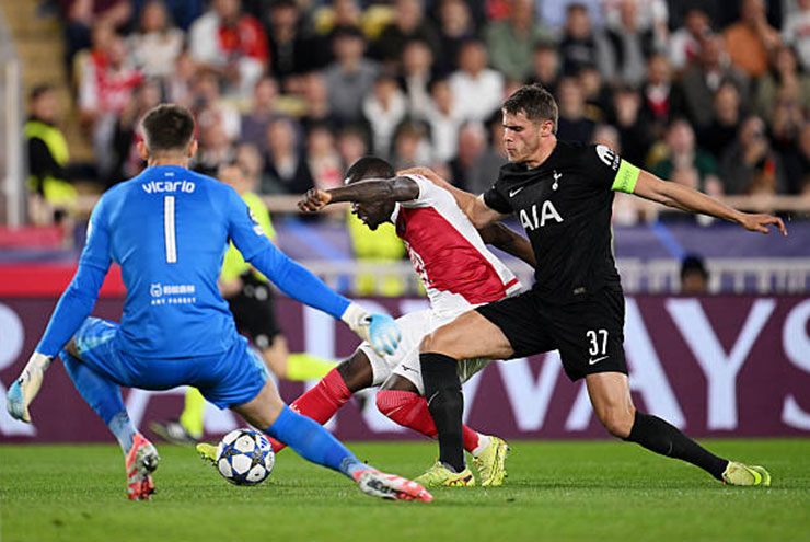 Vicario giúp cho Tottenham không bị thua đậm trong hiệp 1