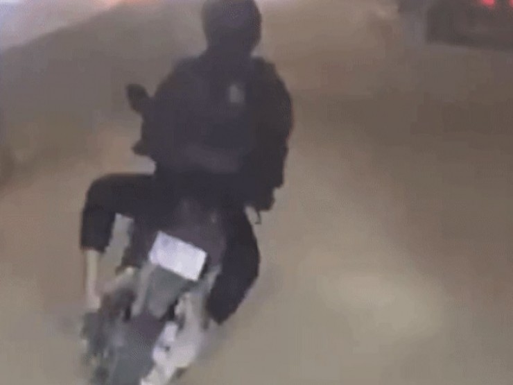 [Clip] Xe máy 'đánh võng' tạt ngang đầu ô tô gây bức xúc