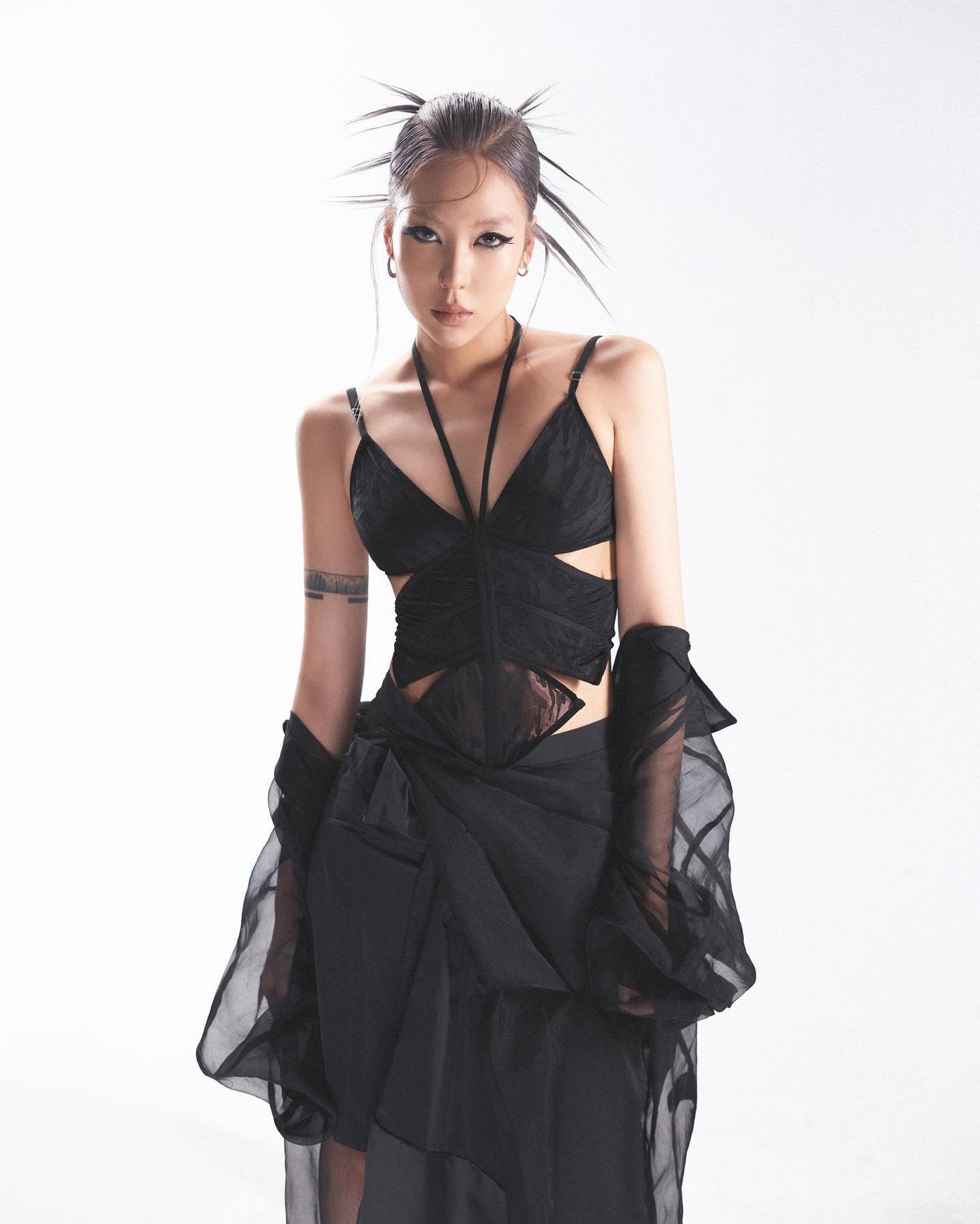 Fen Le sở hữu gu thời trang streetwear mang tinh thần avant-garde - phong cách trang phục nghệ thuật lập dị với các sáng tạo đặc sắc.