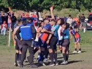 Cầu thủ Uruguay tung "thiết đầu công" tàn bạo, trọng tài bay mất 2 chiếc răng