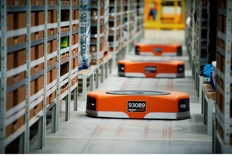 Các robot khác của Amazon đang làm việc.