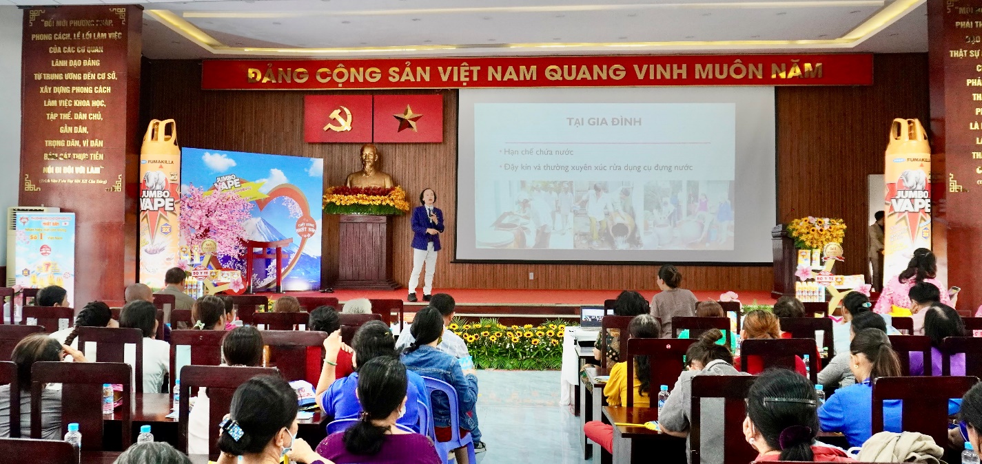 Các chuyên gia chia sẻ kiến thức và giao lưu, giải đáp tường tận thắc mắc của người dân về phòng chống Sốt Xuất Huyết. Ảnh: Maisen