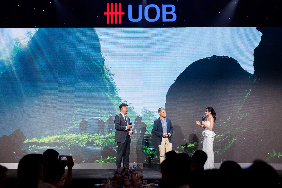 Ông Paul Kim – Giám đốc Khối Dịch vụ Tài chính Cá nhân, Ngân hàng UOB Việt Nam và ông Nguyễn Châu Á, Tổng Giám đốc Công ty Oxalis Adventure chia sẻ về hợp tác mới đây nhằm quảng bá du dịch tại Phong Nha – Kẻ Bàng đến khách hàng của UOB tại 5 nước ASEAN và dành tặng 10 suất thám hiểm Sơn Đoòng cho 10 khách hàng của UOB tại Việt Nam.