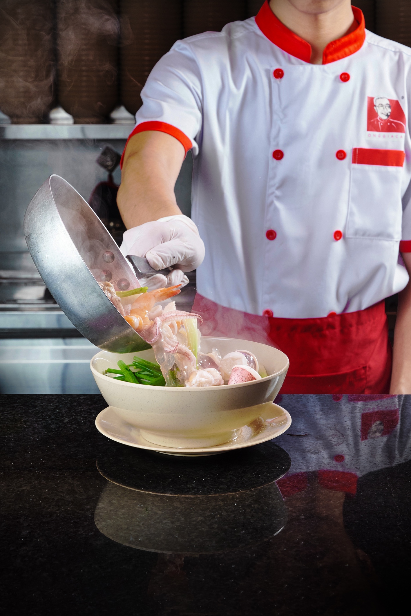 Tô hủ tiếu mực nóng hổi với hải sản tươi, sợi hủ tiếu mềm dai, hương vị đậm đà, được phục vụ ngay sau khi chế biến.