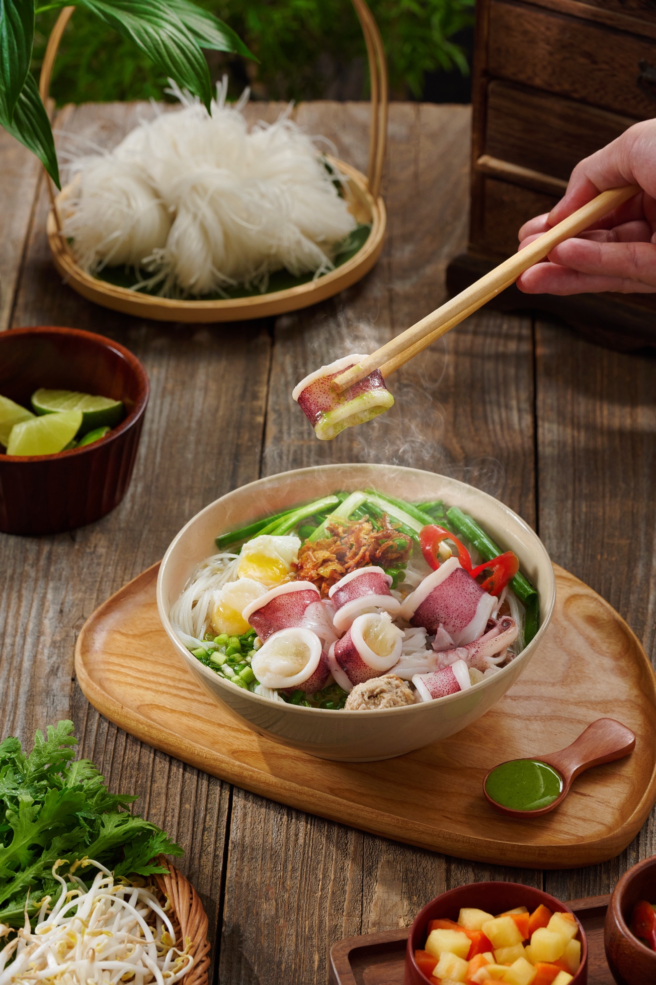 Một tô Hủ tiếu mực với đầy đủ các nguyên liệu tươi mới và bắt mắt.