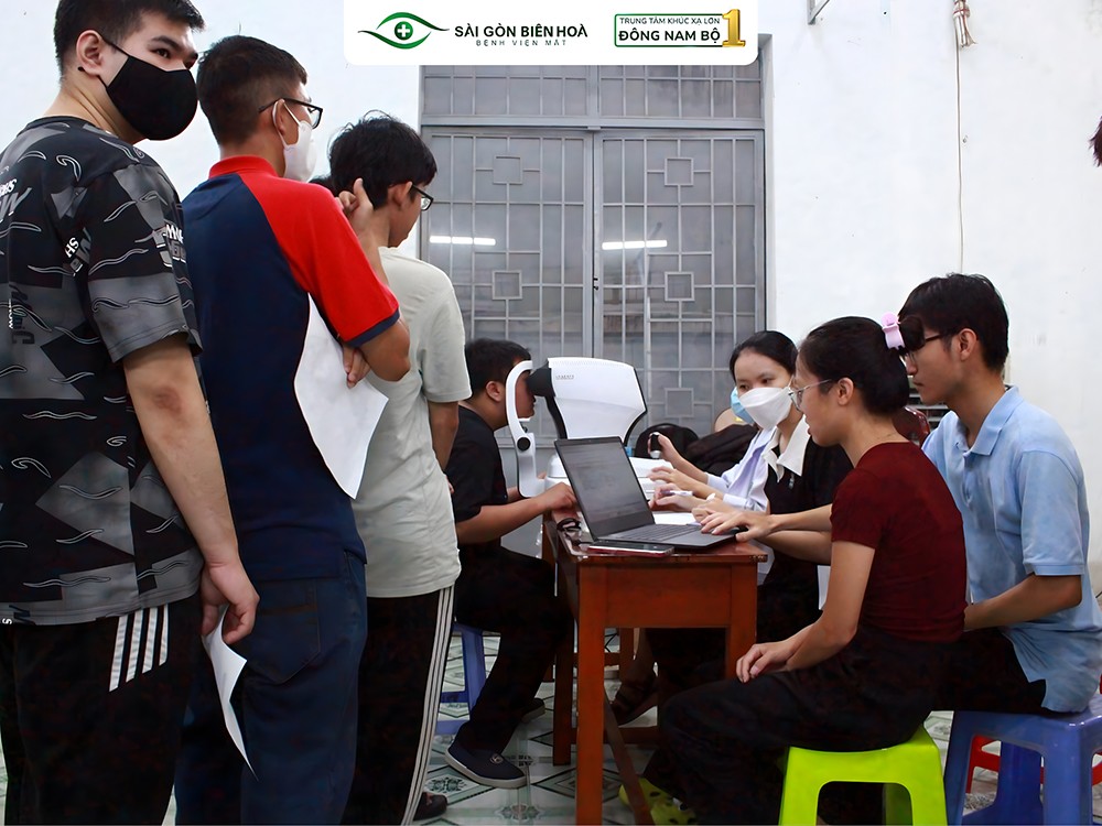 Bệnh viện Mắt Sài Gòn Biên Hòa khám mắt cho 4.000 công dân tham gia NVQS tại phường Tam Hiệp - 4