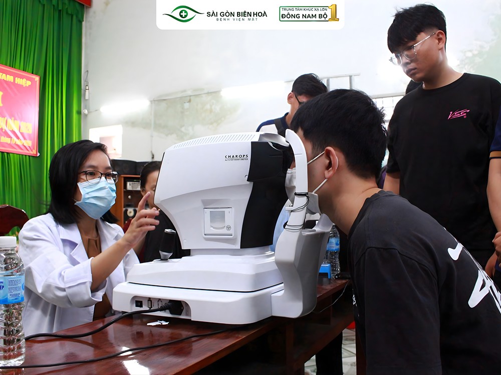 Khám và đánh giá thị lực bằng thiết bị chuyên khoa hiện đại, đảm bảo tính chính xác trong công tác tuyển quân.