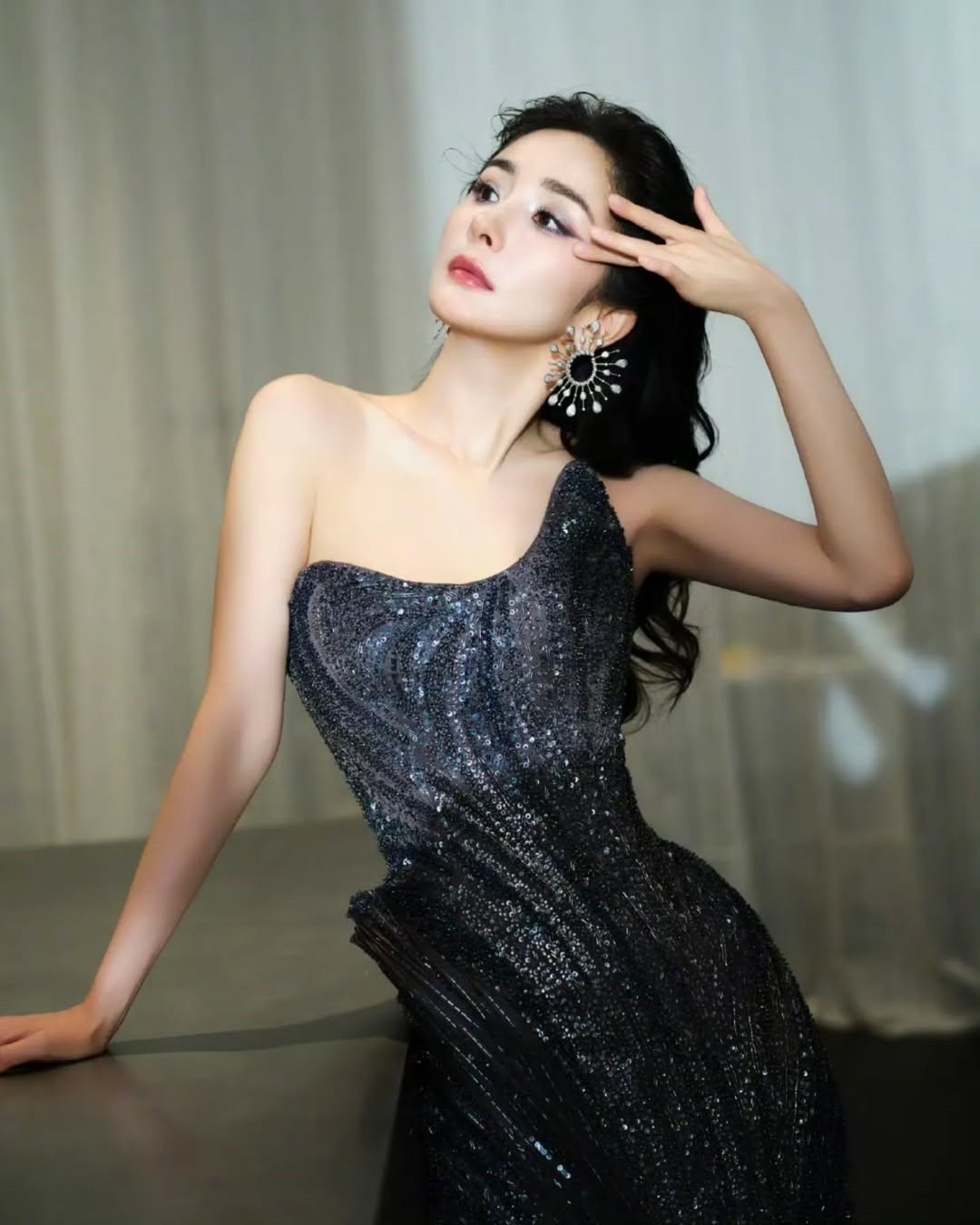 Video của Vogue không khác gì "bản vạch mặt" các ngôi sao Hoa ngữ.