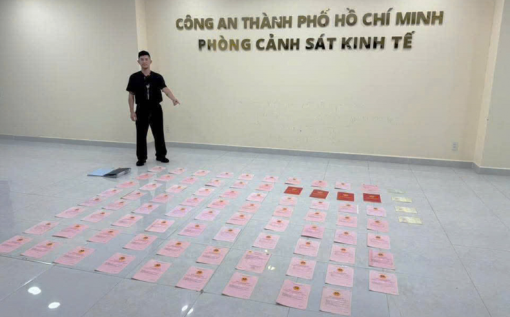 Công an thu giữ 80 sổ đỏ trong két sắt của vợ chồng Ngân 98 cùng nhiều tài sản khác và hiện đang xác minh về nguồn gốc. Ảnh: CA