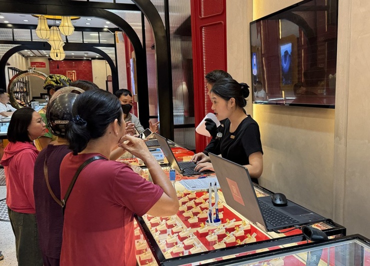 Giá vàng lên xuống thất thường, người ‘lướt sóng' lúc đỉnh đứng ngồi không yên - 1