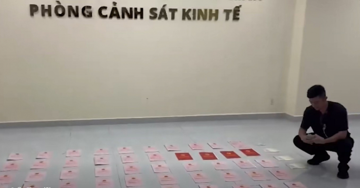 Số sổ đỏ và ngoại tệ cơ quan chức năng phát hiện được từ khám nhà Ngân 98