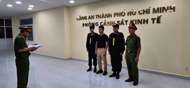 Công an đọc lệnh khởi tố, tạm giam Lương Bằng Quang. Ảnh C.A