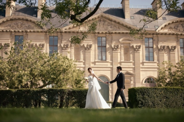 Cô và chồng dạo bước trước trước khuôn viên bảo tàng Louvre, Paris. Hoa hậu mang theo nhiều trang phục, trong đó ưu tiên phong cách nhẹ nhàng.