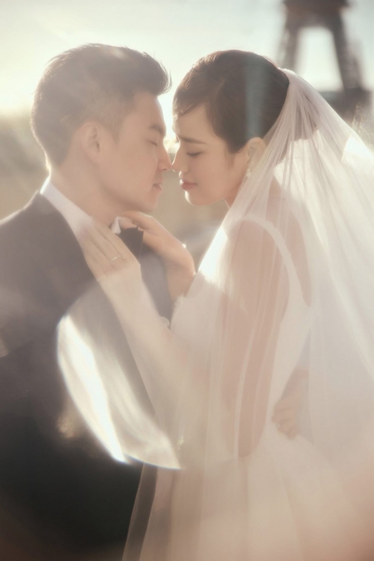 Một tháng trước khi diễn ra hôn lễ, vợ chồng Đỗ Thị Hà dành một tuần đi châu Âu để thực hiện bộ ảnh. Họ mang theo êkíp gần 10 người gồm chuyên gia trang điểm, làm tóc, chụp ảnh, quay phim, đi qua nhiều địa danh nổi tiếng như hồ Como (Italy), Interlaken, đèo Furka (Thụy Sĩ), Paris (Pháp).
