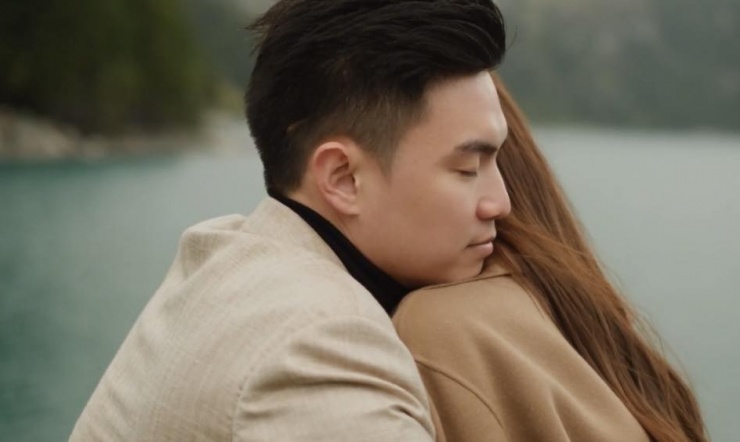 Êkíp cho biết những ngày rong ruổi thực hiện ảnh cưới, chú rể Viết Vương chăm sóc vợ chu đáo.