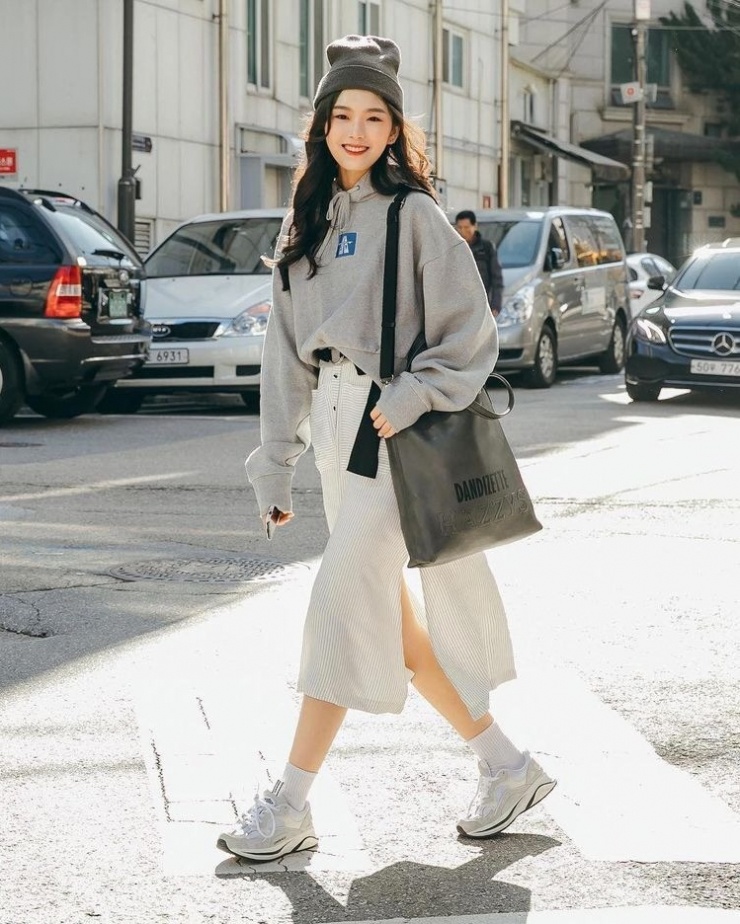 Theo Vogue, áo hoodie là biểu tượng của thời trang đường phố (streetwear) và văn hóa thanh niên từ thập niên 1970 đến nay, xuất phát từ các trường học, giới hip-hop, lướt ván và phong trào Y2K. Do đó, khi mặc hoodie, bạn có thể toát lên tinh thần trẻ trung, phóng khoáng và năng động của các nhóm tuổi 18-25.