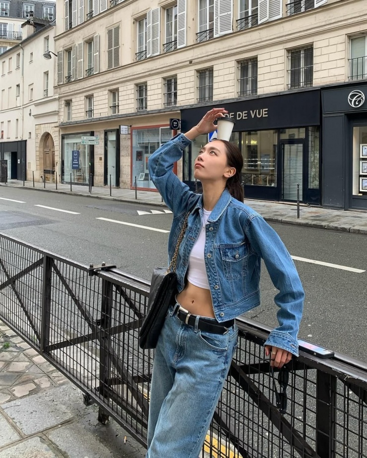 Áo khoác denim chất liệu bụi bặm cũng thuộc nhóm thiết kế có thể khiến bạn trông trẻ hơn.