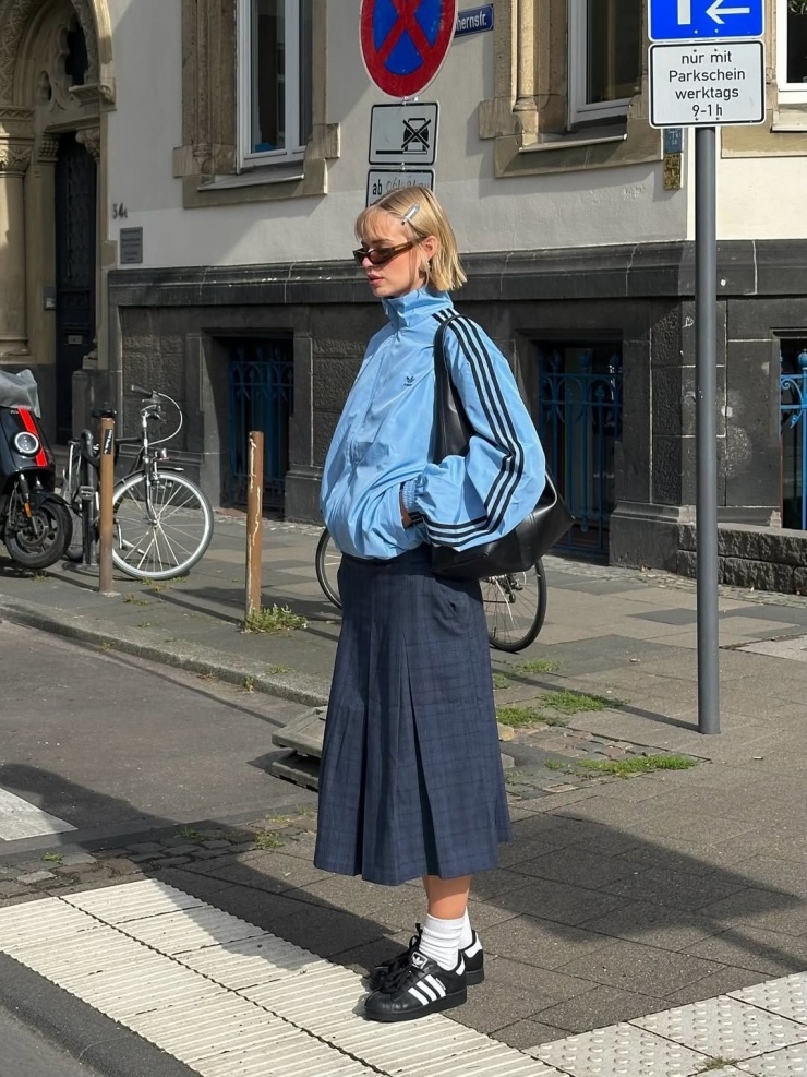 Áo khoác thể thao chất vải gió với các đường kẻ sọc là lựa chọn cho những cô gái làm việc trong môi trường phải di chuyển nhiều.