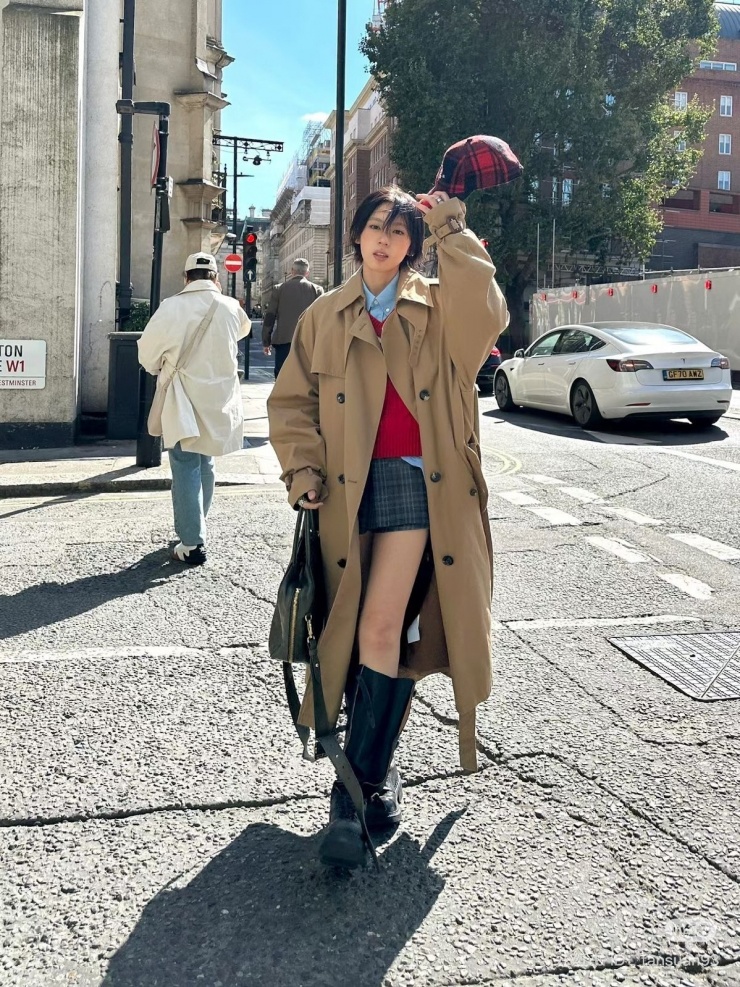 Trench coat được xem là mẫu áo "quốc dân". Theo Vogue, chúng đảm bảo được tiêu chí vừa sang vừa trẻ.