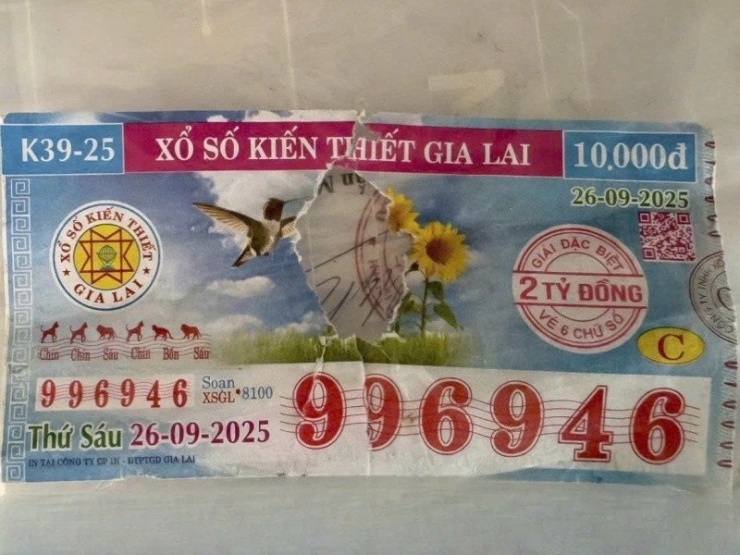 Tờ vé số trúng giải đặc biệt do ông L. bảo quản bị rách. Ảnh: H.P