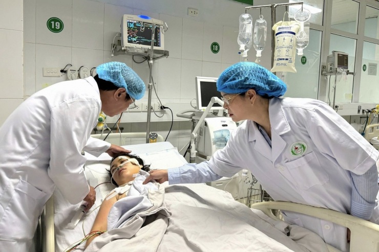 Nữ điều dưỡng Nguyễn Thùy Trang bị thương nặng nhất với nhiều nhát dao vào mặt, cổ, ngực, lưng.