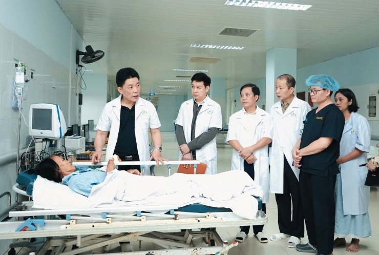 Ông Tăng Xuân Hải, Giám đốc Bệnh viện Sản Nhi Nghệ An thăm hỏi bà Phan Thị Tứ