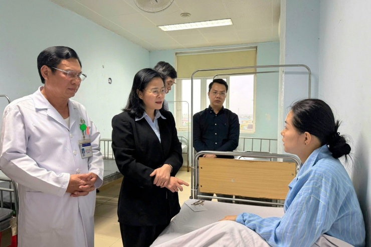 Bà Lê Thị Hoài Chung, Giám đốc Sở Y tế Nghệ An thăm hỏi, động viên nữ điều dưỡng Nguyễn Thị Nhung