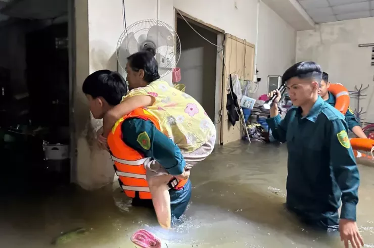 Lực lượng công an, quân sự ở nhiều phường của TP.HCM trắng đêm hỗ trợ người dân khi triều cường dâng cao. Ảnh: LA