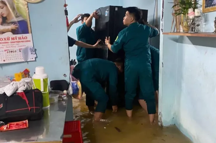 TP.HCM: Trắng đêm hỗ trợ người dân khi triều cường dâng cao - 6