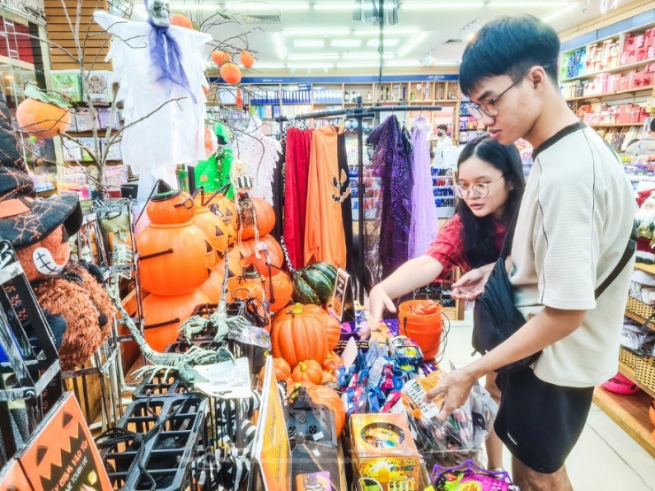 Không khí nhộn nhịp tại các của hàng, cửa hiệu tấp nập cảnh bán mua, nhất là tại các shop mall, trung tâm mua sắm lớn, người ra ra - vào vào xôm tụ.