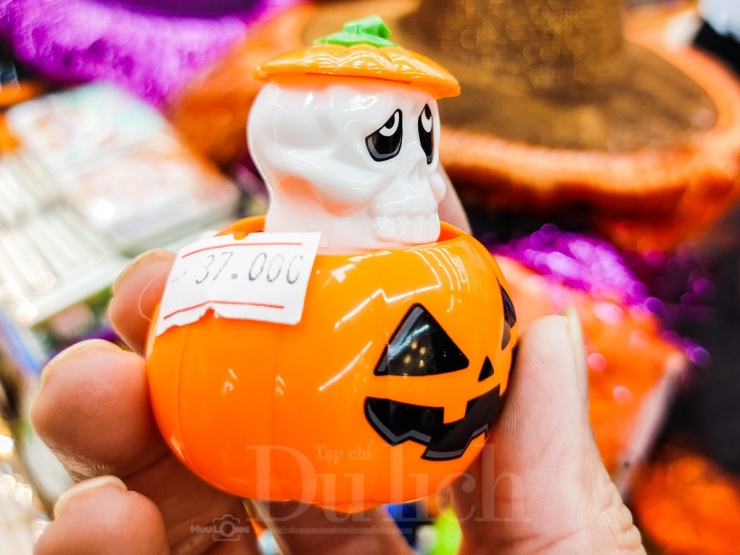 Theo thời gian, chiếc đèn bí ngô Jack O’Lantern trở thành biểu tượng đặc trưng của Halloween, tạo nên không khí vừa huyền bí vừa vui nhộn cho lễ hội.