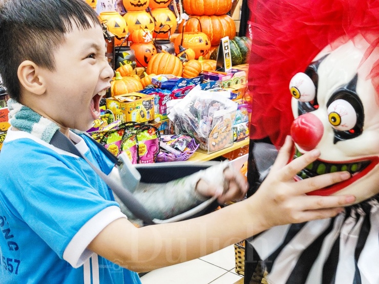Lễ hội Halloween chính thức diễn ra vào thứ sáu tuần sau (31/10) với nhiều hoạt động vui nhộn khắp các phố phường, hẻm nhỏ.