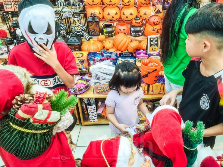 “Tôi chọn áo choàng dài hơn cho con để hợp dáng, kèm nón và gậy cho bé tự tin hóa trang.”