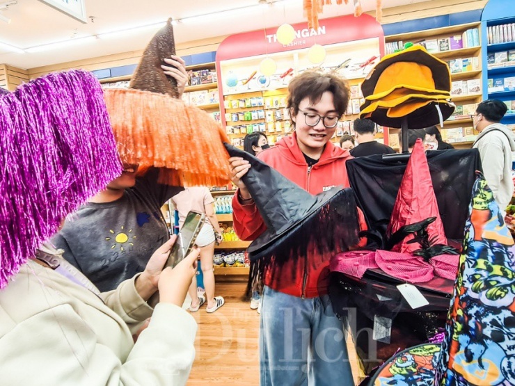 Các bạn trẻ hào hứng chọn cho mình, mỗi người một bộ đồ Halloween với phong cách riêng thật độc đáo chuẩn bị cho lễ hội hóa trang tổ chức tại công ty.