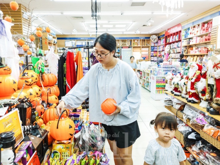“Nhóm bạn cùng công ty thường hẹn nhau đưa con đến tham gia để đám trẻ giao lưu, còn người lớn thì cùng hóa trang, tạo bầu không khí vui nhộn”, chi Bảo Trân chia sẻ.