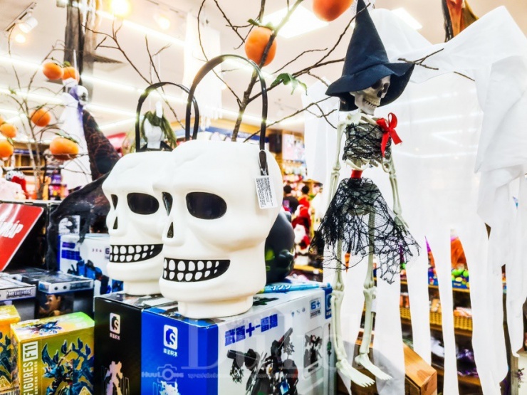 Tại Việt Nam, Halloween bắt đầu phổ biến từ đầu TK 21, ban đầu xuất hiện tại các lớp tiếng Anh, trường quốc tế, sau lan rộng dần và trở thành hoạt động giải trí quen thuộc.