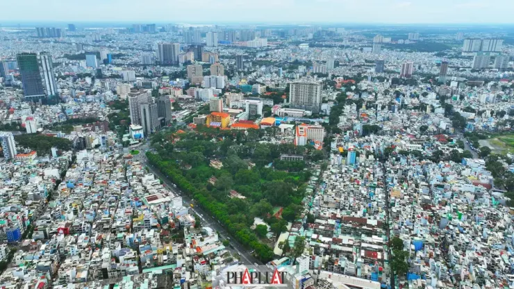 Chủ tịch UBND TP.HCM chỉ đạo các đơn vị nghiên cứu xây bia tưởng niệm người mất vì COVID-19 tại khu "đất vàng" Lý Thái Tổ. Ảnh: NGUYỄN TIẾN