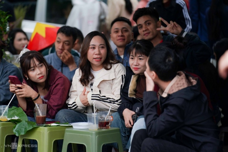 Quán trà chanh, gánh cốm đông nghịt khách ngày thu Hà Nội - 2